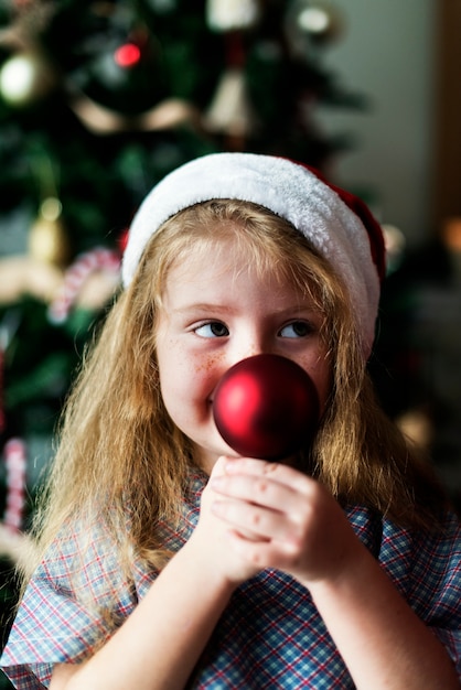 Joven muchacha caucásica disfrutando de vacaciones de Navidad