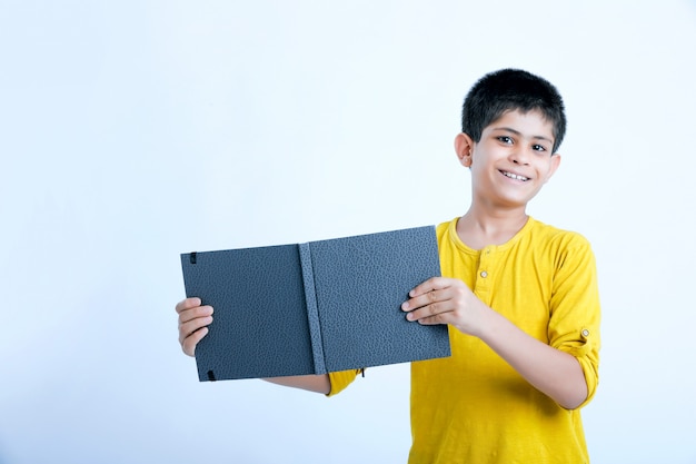 joven muchacho indin sosteniendo un cuaderno