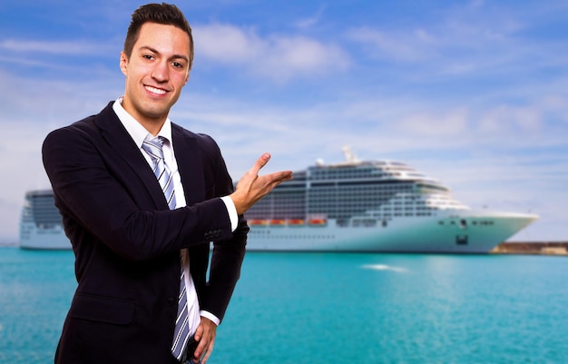 Joven muestra el crucero