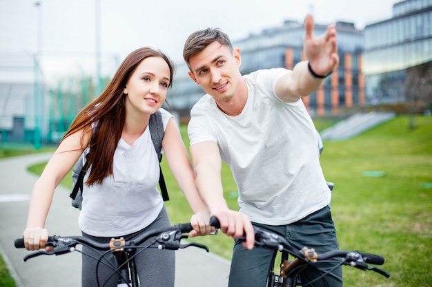 Joven muestra a su novia en bicicleta ruta