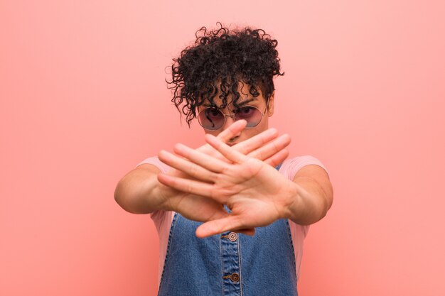 Foto joven mujer adolescente afroamericana mixta haciendo un gesto de negación