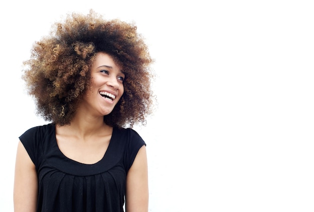 Joven mujer africana con pelo rizado