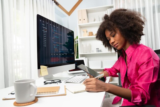 Joven mujer africana trabajadora que crea un desarrollador de sitios web de codificación tastemaker