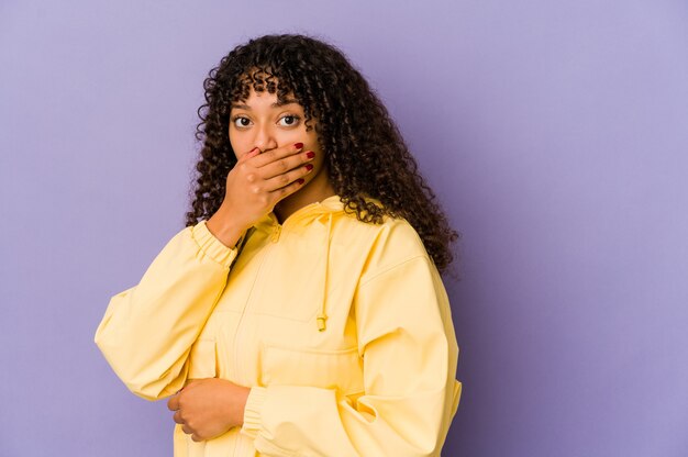 Joven mujer afro americana afro aislada asustada y asustada.