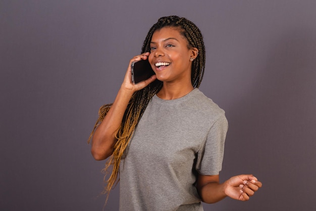 Joven mujer afro brasileña hablando por teléfono celular teléfono inteligente de llamada de voz