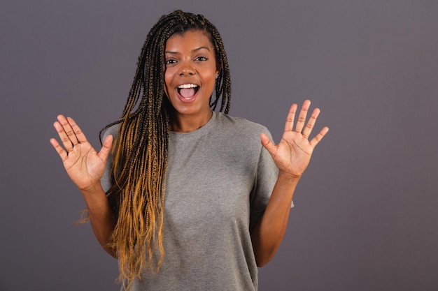 Joven mujer afro brasileña sorprendida y asombrada susto