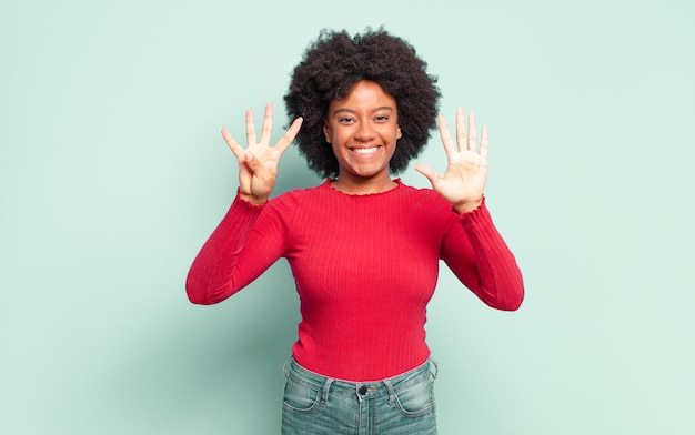 joven mujer afro contra la pared aislada