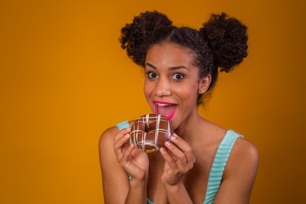 Joven mujer afro con donas