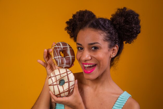 Joven mujer afro con donas