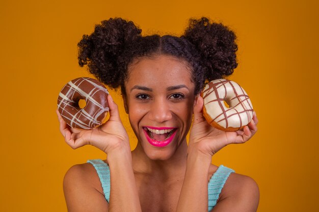 Joven mujer afro con donas