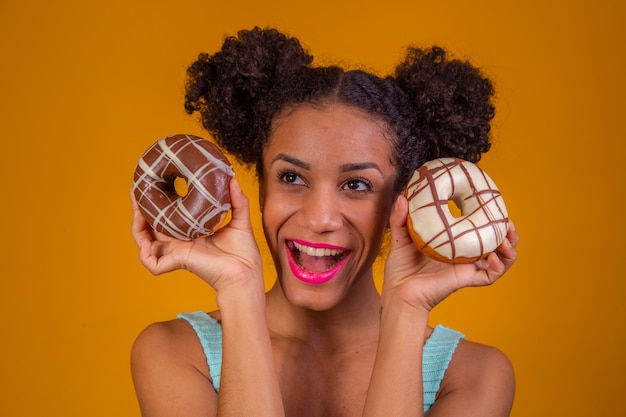 Joven mujer afro con donas