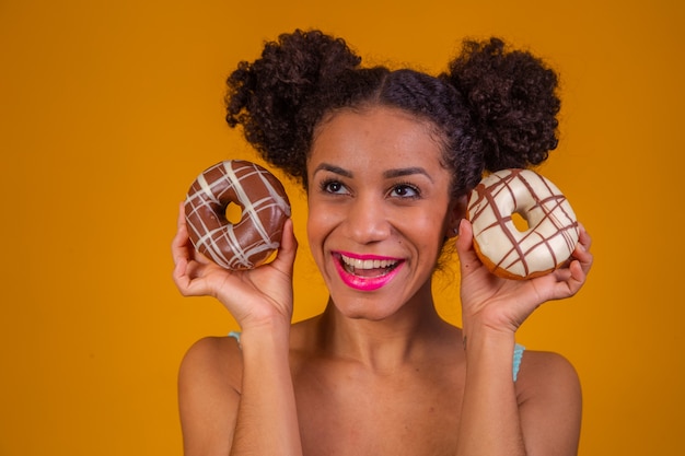 Joven mujer afro con donas