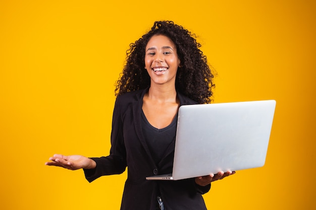 Joven mujer afro con ordenador portátil