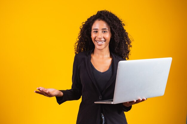 Joven mujer afro con ordenador portátil