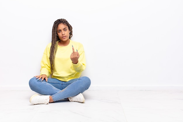 Joven mujer afro que se siente enojada, molesta, rebelde y agresiva