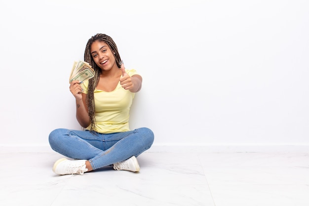 Joven mujer afro que se siente orgullosa, despreocupada, segura y feliz