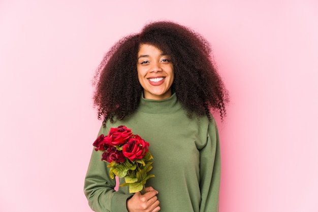 Joven mujer afro sosteniendo rosas