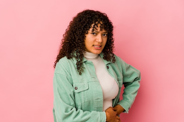 Foto joven mujer afroamericana afro aislada con dolor de hígado, dolor de estómago.