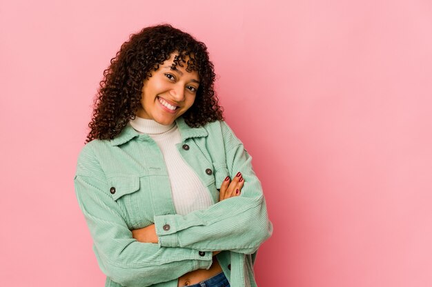 Joven mujer afroamericana afro aislada que se siente segura, cruzando los brazos con determinación.