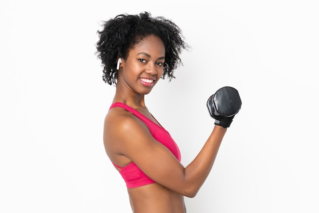 Joven mujer afroamericana aislada en blanco