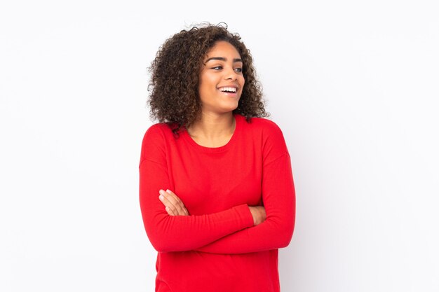 Joven mujer afroamericana aislada en feliz y sonriente