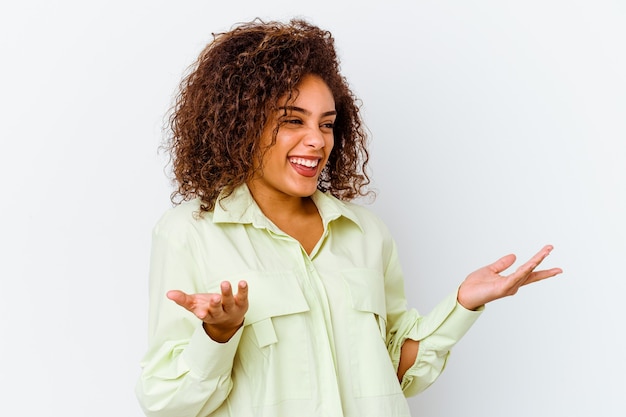 Joven mujer afroamericana aislada sobre fondo blanco alegre riendo mucho. Concepto de felicidad.