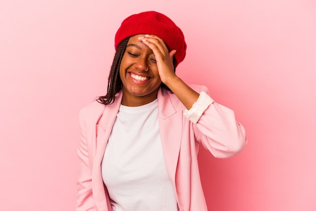 Joven mujer afroamericana aislada sobre fondo rosa alegre riendo mucho. Concepto de felicidad.