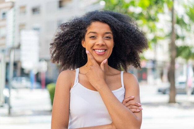 Joven mujer afroamericana al aire libre sonriendo