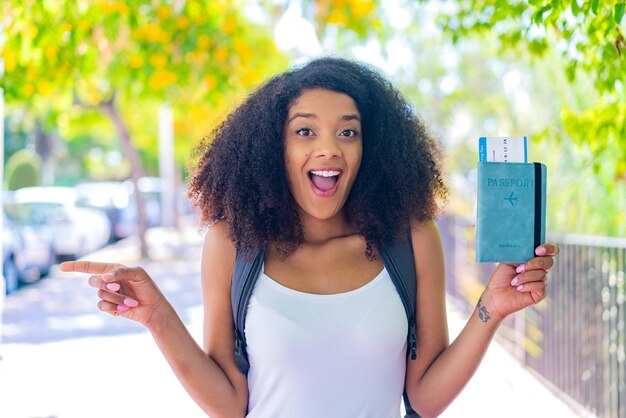 Joven mujer afroamericana al aire libre