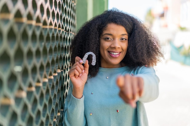 Joven mujer afroamericana al aire libre