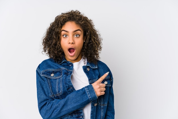 Joven mujer afroamericana apuntando hacia el lado