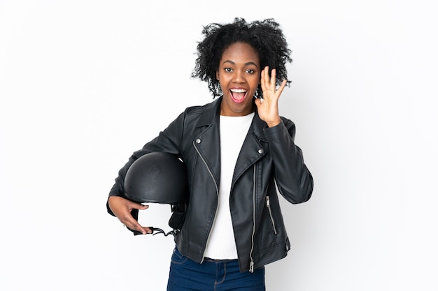 Joven mujer afroamericana con un casco de moto aislado en blanco