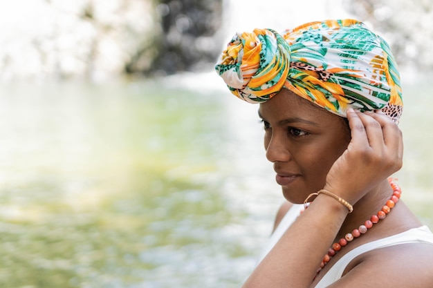 joven, mujer afroamericana, en, colorido, nativo, disfraz