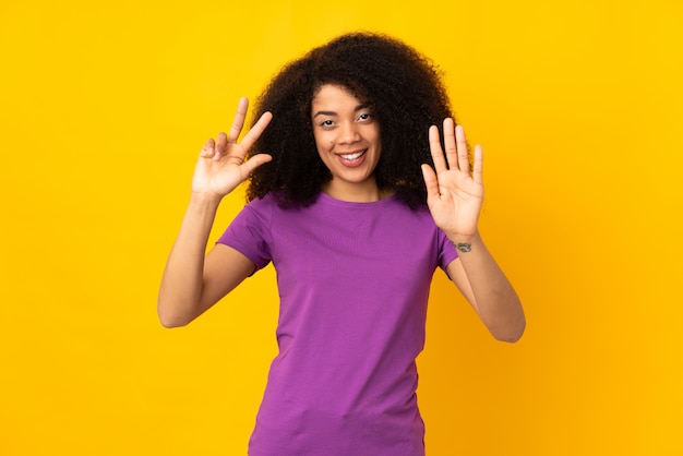 Joven mujer afroamericana contando ocho con los dedos