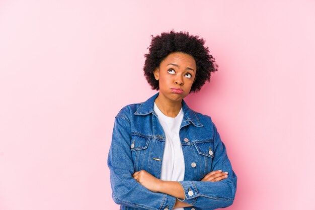 Joven mujer afroamericana contra rosa