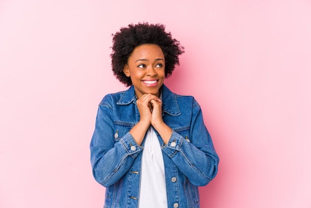 Joven mujer afroamericana contra rosa