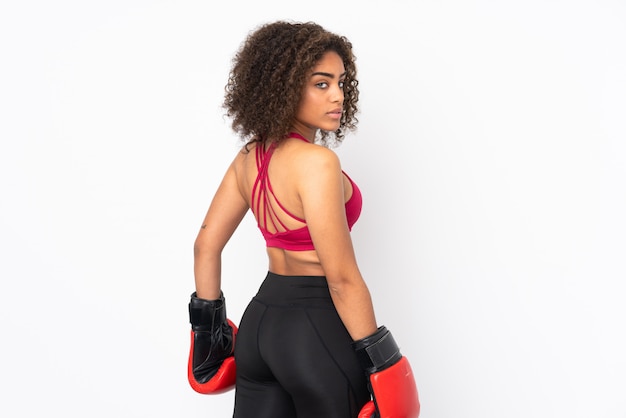 Joven mujer afroamericana deporte aislada en blanco con guantes de boxeo