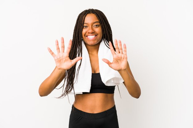 Joven mujer afroamericana deporte aislada mostrando el número diez con las manos.