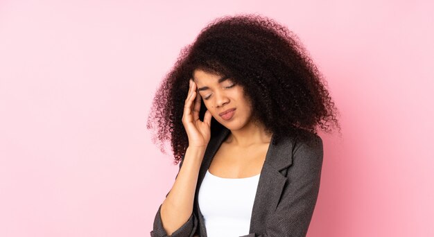 Joven mujer afroamericana con dolor de cabeza