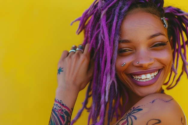 Joven mujer afroamericana con dreadlocks de color hipster sonriendo