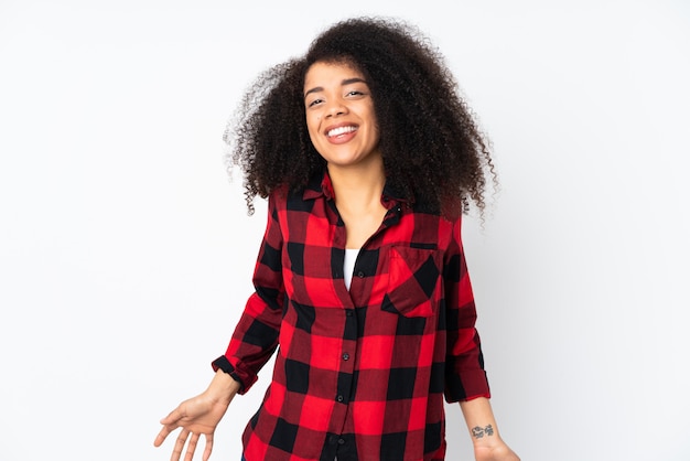 Joven mujer afroamericana feliz y sonriente