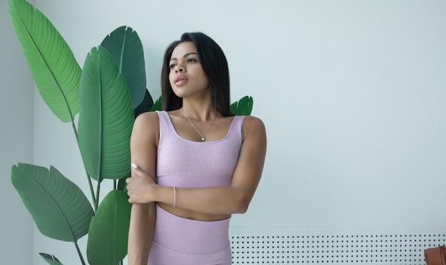 Joven mujer afroamericana en forma deportiva posando