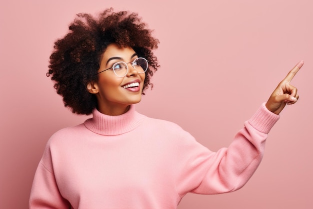 Joven mujer afroamericana con gafas apuntando hacia el lado en rosa