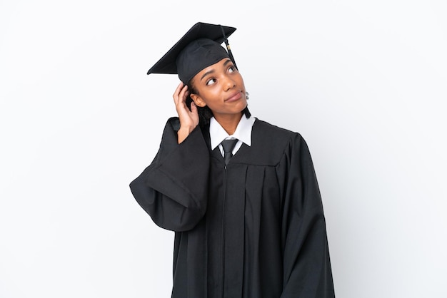 Joven mujer afroamericana graduada universitaria aislada de fondo blanco pensando en una idea