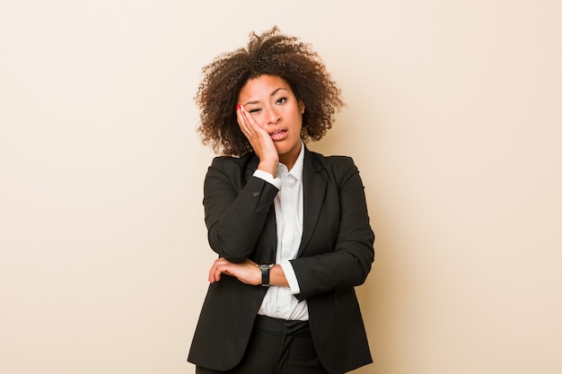 Joven mujer afroamericana de negocios que está aburrida, fatigada y necesita un día de relax.