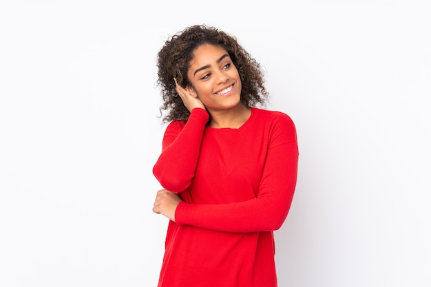 Joven mujer afroamericana en pared pensando en una idea