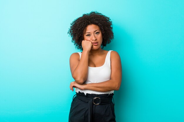 Joven mujer afroamericana que está aburrida, fatigada y necesita un día de relajación.