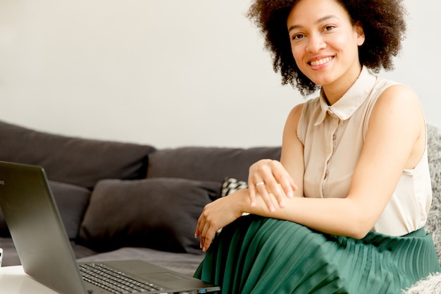 Joven mujer afroamericana que navega por internet