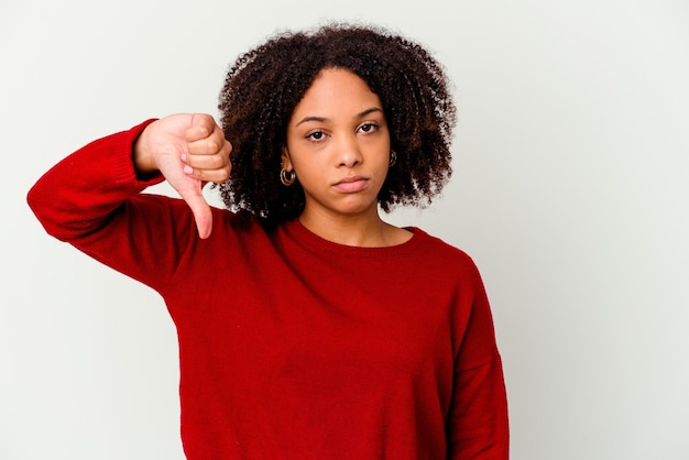 Joven mujer afroamericana de raza mixta aislada mostrando un gesto de aversión, pulgares hacia abajo. Concepto de desacuerdo.