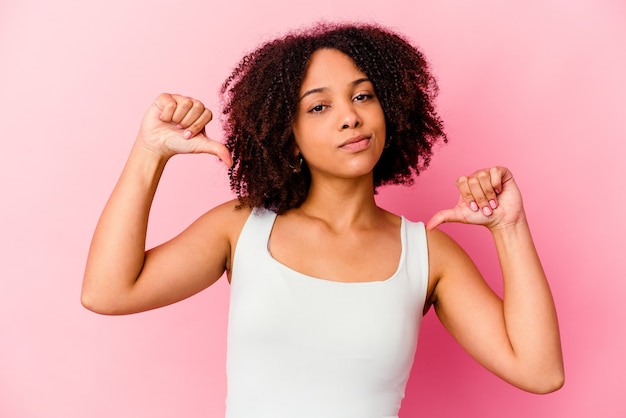 Joven mujer afroamericana de raza mixta aislada se siente orgullosa y segura de sí misma, ejemplo a seguir.